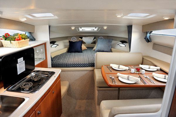 Du thuyền Bayliner bao gồm 02 cabin với ghế có thể chuyển đổi đa chức năng, 02 giường ngủ dành cho 4 người lớn, 01 toilet + nhà tắm. Nội thất sang trọng cùng tủ lạnh, lò vi sóng, bếp, bàn ăn, tủ đa năng, lavabo, nước nóng, bộ sạc pin,… Du thuyền Bayliner bao gồm 02 cabin với ghế có thể chuyển đổi đa chức năng, 02 giường ngủ dành cho 4 người lớn, 01 toilet + nhà tắm. Nội thất sang trọng cùng tủ lạnh, lò vi sóng, bếp, bàn ăn, tủ đa năng, lavabo, nước nóng, bộ sạc pin,…