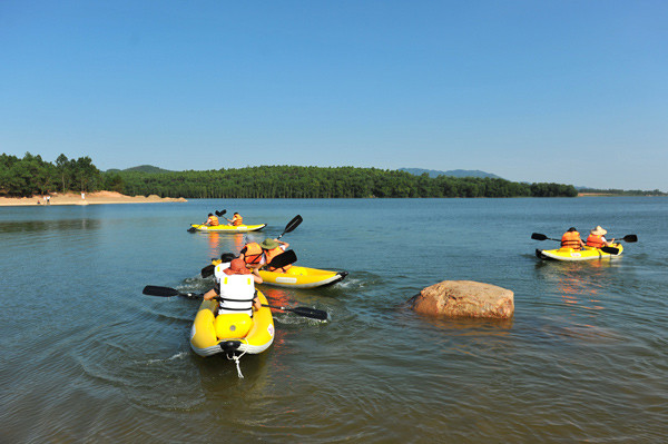 Không chỉ thỏa mãn niềm đam mê các bộ môn thể thao dưới nước như chơi du thuyền, lướt sóng trên thuyền buồm hoặc chèo kayak, du khách có thể tham gia các dịch vụ nghỉ dưỡng cao cấp tại CLB Bãi biển Flamingo: bãi tắm, bar ngoài trời, deck nghỉ, ghế nằm thư giãn, khu fire-camp, khu tổ chức sự kiện ngoài trời có sức chứa 2000 người, khu vui chơi cho trẻ em… Không chỉ thỏa mãn niềm đam mê các bộ môn thể thao dưới nước như chơi du thuyền, lướt sóng trên thuyền buồm hoặc chèo kayak, du khách có thể tham gia các dịch vụ nghỉ dưỡng cao cấp tại CLB Bãi biển Flamingo: bãi tắm, bar ngoài trời, deck nghỉ, ghế nằm thư giãn, khu fire-camp, khu tổ chức sự kiện ngoài trời có sức chứa 2000 người, khu vui chơi cho trẻ em…