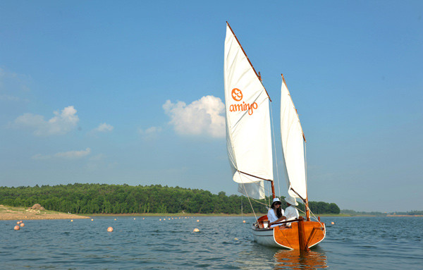 Thuyền buồm là một môn thể thao cao cấp, sang trọng, tiêu chuẩn và được xếp vào loại hình thuyền đẳng cấp nhất. Bởi thuyền được điều khiển hoàn toàn từ sức gió thiên nhiên, không có tiếng động cơ, không có tiếng mái chèo khua, chỉ có tiếng nước vỗ vào hai bên mạn thuyền, tiếng chim chóc xung quanh và cả lời thì thầm của người bạn đồng hành.. Thuyền buồm là một môn thể thao cao cấp, sang trọng, tiêu chuẩn và được xếp vào loại hình thuyền đẳng cấp nhất. Bởi thuyền được điều khiển hoàn toàn từ sức gió thiên nhiên, không có tiếng động cơ, không có tiếng mái chèo khua, chỉ có tiếng nước vỗ vào hai bên mạn thuyền, tiếng chim chóc xung quanh và cả lời thì thầm của người bạn đồng hành..