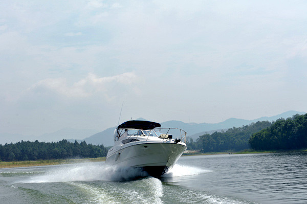 Với chiều dài 9m, nội thất tiện nghi, hiện đại cùng không gian tiện ích được bố trí như một ngôi nhà nghỉ sang trọng, du thuyền Bayliner tại Flamingo Đại Lải Resort đang thu hút đông đảo các gia đình thăm quan và nghỉ dưỡng. Với chiều dài 9m, nội thất tiện nghi, hiện đại cùng không gian tiện ích được bố trí như một ngôi nhà nghỉ sang trọng, du thuyền Bayliner tại Flamingo Đại Lải Resort đang thu hút đông đảo các gia đình thăm quan và nghỉ dưỡng.