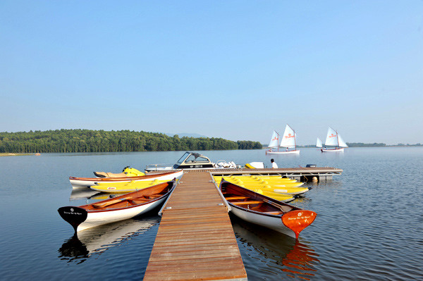 Theo chuyên gia của Liên đoàn đua thuyền Việt Nam: "Người Việt chỉ xài thuyền buồm thể thao chứ chưa dùng thuyền buồm dạo chơi như khu nghỉ dưỡng cao cấp Flamingo Đại Lải Resort. Ở vịnh Hạ Long cũng có thuyền buồm nhưng lá buồm chỉ để tượng trưng, còn thuyền vẫn chạy bằng máy công suất lớn để chở khách đi thăm vịnh”. Theo chuyên gia của Liên đoàn đua thuyền Việt Nam: "Người Việt chỉ xài thuyền buồm thể thao chứ chưa dùng thuyền buồm dạo chơi như khu nghỉ dưỡng cao cấp Flamingo Đại Lải Resort. Ở vịnh Hạ Long cũng có thuyền buồm nhưng lá buồm chỉ để tượng trưng, còn thuyền vẫn chạy bằng máy công suất lớn để chở khách đi thăm vịnh”.