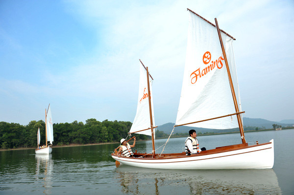 Ngoài du thuyền siêu sang, vào cuối năm 2011, trên mặt hồ Đại Lải còn xuất hiện một loại thuyền buồm độc đáo, chưa từng xuất hiện ở Việt Nam.. Thuyền có kích thước khoa học, với độ dài 5,48m, độ rộng lần lượt là 1,38m và 1,7m mang đến một phong cách chơi mới cho người thích du lịch, ưa khám phá. Ngoài du thuyền siêu sang, vào cuối năm 2011, trên mặt hồ Đại Lải còn xuất hiện một loại thuyền buồm độc đáo, chưa từng xuất hiện ở Việt Nam.. Thuyền có kích thước khoa học, với độ dài 5,48m, độ rộng lần lượt là 1,38m và 1,7m mang đến một phong cách chơi mới cho người thích du lịch, ưa khám phá.