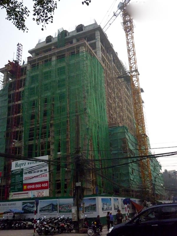 3. Dự án Trung tâm Thương mại dịch vụ Hapro, 11B Cát Linh, Đống Đa, do Tổng công ty Thương Mại Hà Nội làm chủ đầu tư đã khởi công tháng 1/2010, dự kiến hoàn thành cuối năm 2011 nhưng đến nay, công trình mới hoàn thiện xong phần thô và đang tiếp tục thi công. (Ảnh: Landtoday).