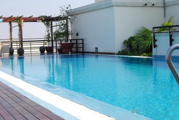 Bể bơi và khu thể thao tầng thượng, quầy bar Vip phục vụ khách thuê căn hộ. Bể bơi và khu thể thao tầng thượng, quầy bar Vip phục vụ khách thuê căn hộ.