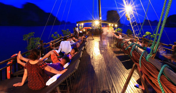 Có lẽ điều thú vị nhất mà những du khách đi hành trình ngủ đêm trên những con tàu hạng sang ở vịnh Hạ Long đó là cảm giác thư thái, yên bình khi nằm trên những chiếc ghế dài của tầng thượng sundeck, ngắm nhìn trời biển bao la, trong không khí trong lành, mát mẻ. (Ảnh chụp sundeck trên con tàu 5 sao Bhaya).