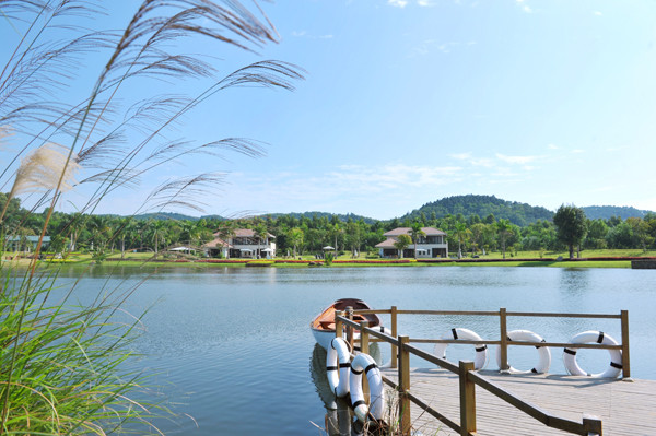 Điểm nổi bật của bến thuyền tại Flamingo Đại Lải Resort là tính linh hoạt của nó. Hệ thống bến thuyền có thể tự động nâng lên hạ xuống theo mực nước và được di chuyển ra xa, vào gần theo địa hình và mục đích khác nhau. Điểm nổi bật của bến thuyền tại Flamingo Đại Lải Resort là tính linh hoạt của nó. Hệ thống bến thuyền có thể tự động nâng lên hạ xuống theo mực nước và được di chuyển ra xa, vào gần theo địa hình và mục đích khác nhau.