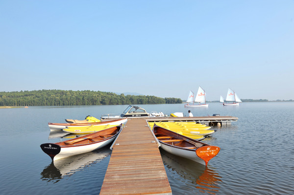 Bến thuyền nghênh đón gió và nắng, cùng những cánh buồm căng gió quay về, giữa làn nước xanh mát, xa xa những cánh rừng ngút ngàn. Bến thuyền nghênh đón gió và nắng, cùng những cánh buồm căng gió quay về, giữa làn nước xanh mát, xa xa những cánh rừng ngút ngàn.