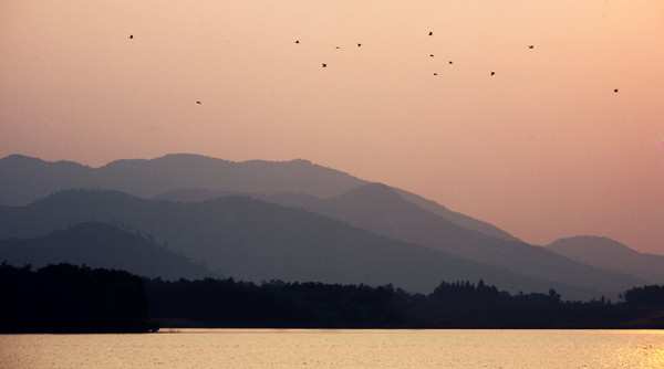 Hoàng hôn trên hồ Đại Lải. Hoàng hôn trên hồ Đại Lải.