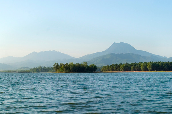 Núi hồ tạo thành cảnh sắc tuyệt đẹp cho Đại Lải, một phần cảnh sắc hùng vĩ nhìn từ Flamingo. Núi hồ tạo thành cảnh sắc tuyệt đẹp cho Đại Lải, một phần cảnh sắc hùng vĩ nhìn từ Flamingo.