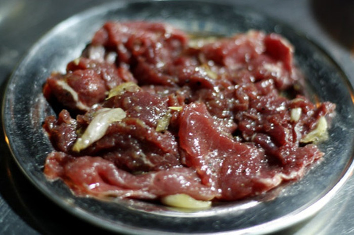 10. Bò tùng xẻo Có lẽ nói tới món ngon phương Nam thời mở cõi mà quên món bò tùng xẻo sẽ là một thiếu sót. Người dân Nam bộ thường truyền cho nhau về lịch sử món ăn này. Cách đây hơn nửa thế kỷ, các chủ điền vùng khẩn hoang Nam bộ thường mở tiệc nhậu ngay trên sân vườn hoặc đồng ruộng trong dịp cuối năm hay đầu năm mới.. Thức ăn cho những buổi tiệc kiểu này là nguyên một con bò non được nướng qua lửa than hồng. 10. Bò tùng xẻo Có lẽ nói tới món ngon phương Nam thời mở cõi mà quên món bò tùng xẻo sẽ là một thiếu sót. Người dân Nam bộ thường truyền cho nhau về lịch sử món ăn này. Cách đây hơn nửa thế kỷ, các chủ điền vùng khẩn hoang Nam bộ thường mở tiệc nhậu ngay trên sân vườn hoặc đồng ruộng trong dịp cuối năm hay đầu năm mới.. Thức ăn cho những buổi tiệc kiểu này là nguyên một con bò non được nướng qua lửa than hồng.