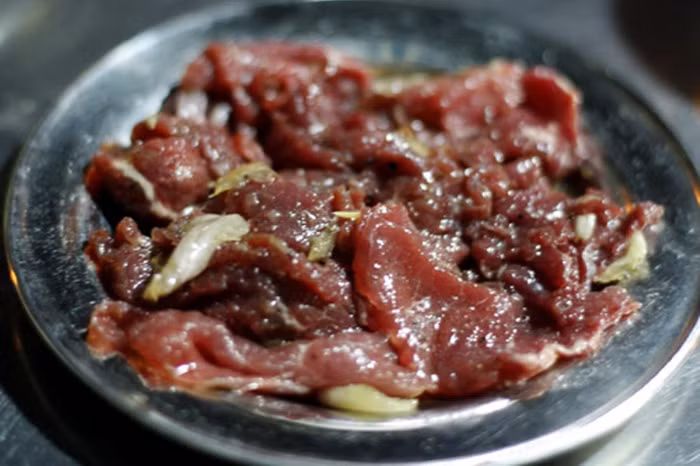 10. Bò tùng xẻo Có lẽ nói tới món ngon phương Nam thời mở cõi mà quên món bò tùng xẻo sẽ là một thiếu sót. Người dân Nam bộ thường truyền cho nhau về lịch sử món ăn này. Cách đây hơn nửa thế kỷ, các chủ điền vùng khẩn hoang Nam bộ thường mở tiệc nhậu ngay trên sân vườn hoặc đồng ruộng trong dịp cuối năm hay đầu năm mới.. Thức ăn cho những buổi tiệc kiểu này là nguyên một con bò non được nướng qua lửa than hồng.