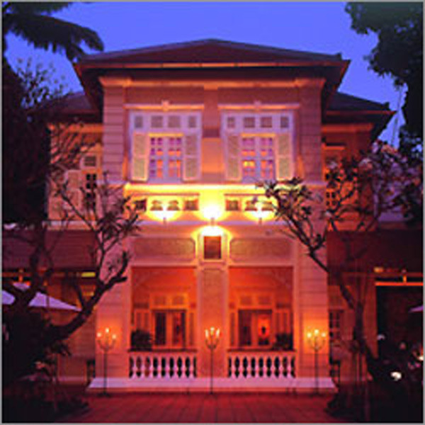 “Au Manoir”, viên trang ở ngoại ô thành phố, là điểm lui tới của những tao nhân mặc khách vào dịp cuối tuần. Ngôi biệt thự cổ kiểu Pháp này có diện tích 1.000m2, người chủ đầu tư đã dành nhiều ưu ái cho mảng xanh bao bọc lấy toàn bộ khối công trình. Nó níu chân những cơn gió làm mát khu vườn vốn dậy hương hoa sứ. “Au Manoir”, viên trang ở ngoại ô thành phố, là điểm lui tới của những tao nhân mặc khách vào dịp cuối tuần. Ngôi biệt thự cổ kiểu Pháp này có diện tích 1.000m2, người chủ đầu tư đã dành nhiều ưu ái cho mảng xanh bao bọc lấy toàn bộ khối công trình. Nó níu chân những cơn gió làm mát khu vườn vốn dậy hương hoa sứ.