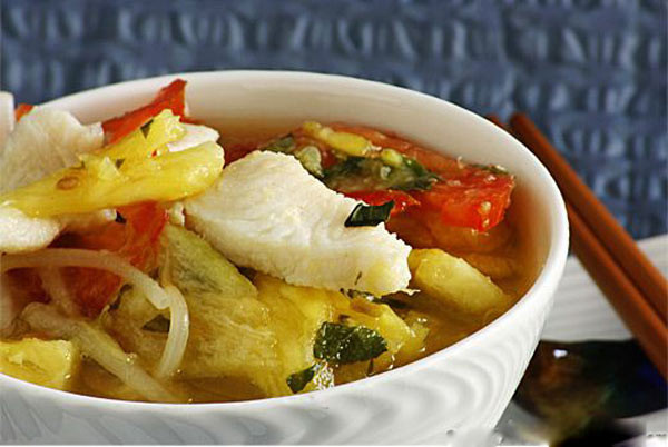 Tùy theo mùa mà về Nam bộ bạn lại được thưởng thức một món canh chua khác nhau, nhất là mùa nước nổi tháng 9 tháng 10 âm lịch, cá linh theo con nước lũ về cũng là lúc điên điển, so đũa trổ bông. Lúc này bông so đũa, điên điển đầu mùa rất ngọt, cá linh thì no tròn, béo ngậy. Tùy theo mùa mà về Nam bộ bạn lại được thưởng thức một món canh chua khác nhau, nhất là mùa nước nổi tháng 9 tháng 10 âm lịch, cá linh theo con nước lũ về cũng là lúc điên điển, so đũa trổ bông. Lúc này bông so đũa, điên điển đầu mùa rất ngọt, cá linh thì no tròn, béo ngậy.