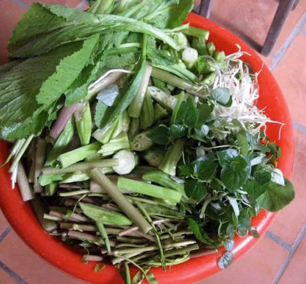 Nhiều hôm không có tép, người dân đi câu cá lóc đồng, cá rô hoặc mò hến. Đây là những thứ cần phải có để chế biến món mắm kho. Rồi cắp rổ đi quanh vườn thế nào cũng có một rổ rau đủ loại nào là rau húng, kèo nèo, đậu rộng, càng cua... hoặc nhảy ùm xuống ao trước nhà hái một ôm bông súng để ăn kèm.