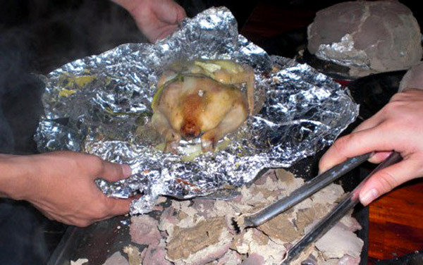 Khi bóc lớp đất sét đi thì lông gà dính theo, chỉ còn lại phần thịt trắng nõn. Lúc này ngừơi ta mới mổ con gà để lấy bộ ruột. Phần thịt được xé từng miếng chấm với muối ớt, hoặc muối tiêu chanh, kèm rau răm gỏi bắp chuối. Đúng điệu hơn, ăn kèm với đọt sen non và ngó sen mới hái. Khi bóc lớp đất sét đi thì lông gà dính theo, chỉ còn lại phần thịt trắng nõn. Lúc này ngừơi ta mới mổ con gà để lấy bộ ruột. Phần thịt được xé từng miếng chấm với muối ớt, hoặc muối tiêu chanh, kèm rau răm gỏi bắp chuối. Đúng điệu hơn, ăn kèm với đọt sen non và ngó sen mới hái.