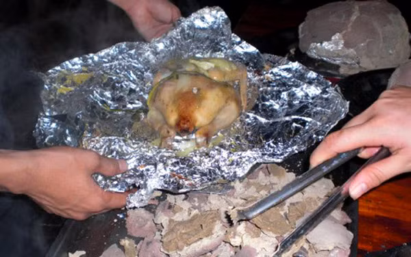 Khi bóc lớp đất sét đi thì lông gà dính theo, chỉ còn lại phần thịt trắng nõn. Lúc này ngừơi ta mới mổ con gà để lấy bộ ruột. Phần thịt được xé từng miếng chấm với muối ớt, hoặc muối tiêu chanh, kèm rau răm gỏi bắp chuối. Đúng điệu hơn, ăn kèm với đọt sen non và ngó sen mới hái.