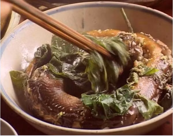 Có rất nhiều món ăn quen thuộc được chế biến từ lươn như lươn um nghệ, ớt, kho rim lá gừng, nấu cháo, nấu canh chua... Nhưng lươn um lá cách lại là độc chiêu riêng của người dân Nam Bộ.