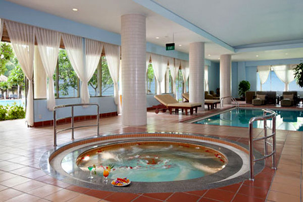 Bể bơi spa trong nhà. Bể bơi spa trong nhà.