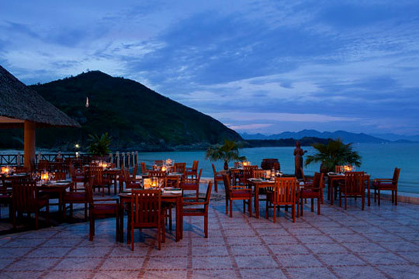 Với mỗi du khách, hành trình khám phá Vinpearl Nha Trang không chỉ là hành trình khám phá vẻ đẹp trong xanh, bất tận của biển trời; của những bãi cát trắng mịn mà trải dài, của nắng vàng và gió biển, của những rặng dừa xanh yêu kiều… mà còn là hành trình khám phá thiên đường giải trí Vinpearl Land, khám phá vẻ đẹp hoàn hảo của những khu nghỉ dưỡng đẳng cấp, của khu sân golf trên biển đảo tuyệt vời… Với mỗi du khách, hành trình khám phá Vinpearl Nha Trang không chỉ là hành trình khám phá vẻ đẹp trong xanh, bất tận của biển trời; của những bãi cát trắng mịn mà trải dài, của nắng vàng và gió biển, của những rặng dừa xanh yêu kiều… mà còn là hành trình khám phá thiên đường giải trí Vinpearl Land, khám phá vẻ đẹp hoàn hảo của những khu nghỉ dưỡng đẳng cấp, của khu sân golf trên biển đảo tuyệt vời…