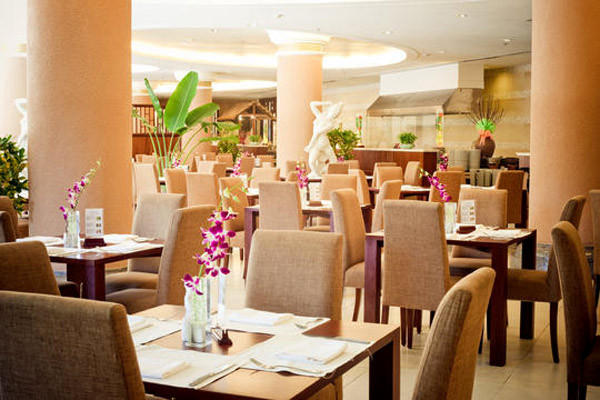 Hoặc thưởng thức phong cách ẩm thực tự chọn, Buffet hấp dẫn và phong phú hơn 100 món tại nhà hàng Orchid đặt tại tòa nhà Deluxe. Hoặc thưởng thức phong cách ẩm thực tự chọn, Buffet hấp dẫn và phong phú hơn 100 món tại nhà hàng Orchid đặt tại tòa nhà Deluxe.