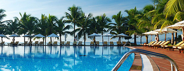 Vinpearl Resort Nha Trang có bãi tắm biển tự nhiên dài 700m đẹp nhất Nha Trang và hệ thống bể bơi ngoài trời hiện đại với diện tích hơn 5.700 m2 (rộng nhất Đông Nam Á) được bố trí nằm giữa vườn dừa, thảm cỏ, vườn cây xanh. Vinpearl Resort Nha Trang có bãi tắm biển tự nhiên dài 700m đẹp nhất Nha Trang và hệ thống bể bơi ngoài trời hiện đại với diện tích hơn 5.700 m2 (rộng nhất Đông Nam Á) được bố trí nằm giữa vườn dừa, thảm cỏ, vườn cây xanh.