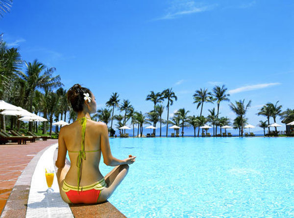 Vinpearl Resort Nha Trang còn có 2 hồ bơi với làn nước trong xanh, trong đó có hồ bơi lớn nhất Đông Nam Á. (Ảnh: Ngồi thiền bên bể bơi) Vinpearl Resort Nha Trang còn có 2 hồ bơi với làn nước trong xanh, trong đó có hồ bơi lớn nhất Đông Nam Á. (Ảnh: Ngồi thiền bên bể bơi)