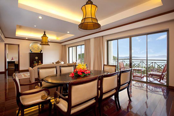 Vinpearl Resort Nha Trang có nhiều loại phòng với mức độ sang trọng khác nhau, hầu hết các phòng đều có ban công riêng và bàn ghế được làm bằng song mây. (Giá của phòng Deluxe hướng biển là 6.200.000++ VNĐ/phòng đơn, 6.600.000++ VNĐ/phòng đôi). Vinpearl Resort Nha Trang có nhiều loại phòng với mức độ sang trọng khác nhau, hầu hết các phòng đều có ban công riêng và bàn ghế được làm bằng song mây. (Giá của phòng Deluxe hướng biển là 6.200.000++ VNĐ/phòng đơn, 6.600.000++ VNĐ/phòng đôi).