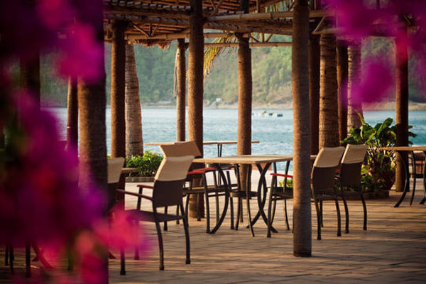 Xây dựng trên vịnh đảo đẹp vào bậc nhất thế giới, Vinpearl Resort Nha Trang mang trong mình vẻ đẹp sang trọng và nên thơ, lãng mạn và quyến rũ. Xây dựng trên vịnh đảo đẹp vào bậc nhất thế giới, Vinpearl Resort Nha Trang mang trong mình vẻ đẹp sang trọng và nên thơ, lãng mạn và quyến rũ.