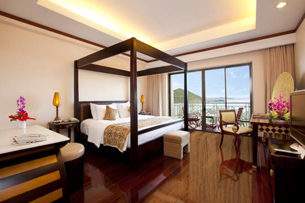 Với 485 phòng nghỉ có kiến trúc tuyệt đẹp (trong đó có 29 phòng cao cấp, 1 phòng Tổng thống, 1 phòng Hoàng gia); khu nhà hàng và phòng họp hội nghị tiện nghi; khu Spa sang trọng, đẳng cấp; bãi tắm tự nhiên đẹp nhất Nha Trang cùng hệ thống bể bơi ngoài trời hiện đại rộng nhất Đông Nam Á (diện tích hơn 5.700 m2), Vinpearl Nha Trang xứng đáng với tên gọi “Đảo Thiên Đường” hay “Hòn Ngọc Việt”… Với 485 phòng nghỉ có kiến trúc tuyệt đẹp (trong đó có 29 phòng cao cấp, 1 phòng Tổng thống, 1 phòng Hoàng gia); khu nhà hàng và phòng họp hội nghị tiện nghi; khu Spa sang trọng, đẳng cấp; bãi tắm tự nhiên đẹp nhất Nha Trang cùng hệ thống bể bơi ngoài trời hiện đại rộng nhất Đông Nam Á (diện tích hơn 5.700 m2), Vinpearl Nha Trang xứng đáng với tên gọi “Đảo Thiên Đường” hay “Hòn Ngọc Việt”…