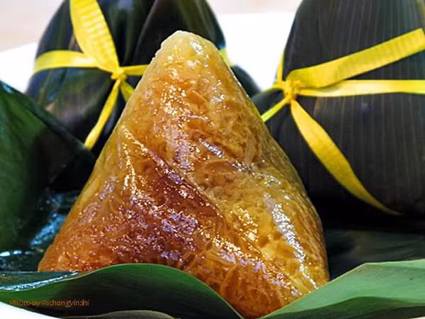 Theo Đông y: Bánh tro vị nhạt, tính mát ăn dễ tiêu, bởi vậy mà nó thích hợp trong Tết Đoan Ngọ khi người dân thường ăn uống no say nhiều thứ béo, nhiệt, khó tiêu (rượu nếp, xoài, mít...).