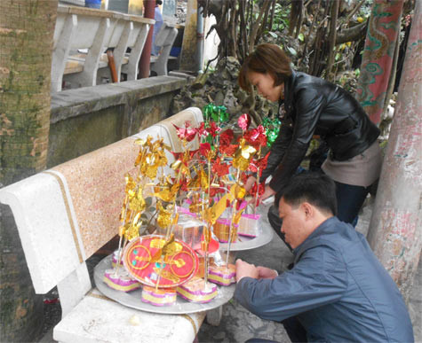 Nhiều người dân quan niệm “đầu năm đi vay, cuối năm đi trả”, sẵn sàng sắm lễ tạ Bà, nhờ vía của Bà để ăn nên, làm ra, kinh doanh phát đạt. Nhiều người dân quan niệm “đầu năm đi vay, cuối năm đi trả”, sẵn sàng sắm lễ tạ Bà, nhờ vía của Bà để ăn nên, làm ra, kinh doanh phát đạt.