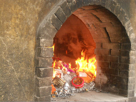 Giới thương gia, buôn bán sẵn sàng “đốt” tiền thật để mua tiền âm, sắm lễ khủng, chi hàng tỷ đồng để lo việc tế lễ, sau đó mọi thứ lại biến thành tro như thế này! Giới thương gia, buôn bán sẵn sàng “đốt” tiền thật để mua tiền âm, sắm lễ khủng, chi hàng tỷ đồng để lo việc tế lễ, sau đó mọi thứ lại biến thành tro như thế này!