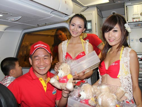 “Tôi cũng đã làm khá nhiều chương trình về thời trang, các chương trình nghệ thuật có sử dụng trang phục bikini tại các địa điểm khác nhau, như vậy nếu chúng ta có định kiến về vấn đề này thì chắc chắn rất nhiều các chương trình sẽ không thể thực hiện được rồi!” – đạo diễn, nhà sản xuất Hoàng Công Cường nhận xét.