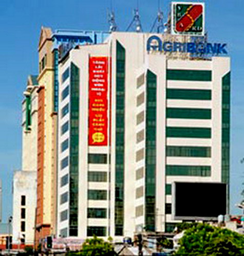 Đại diện của Công ty Cổ phần Xếp hạng Tín nhiệm Doanh nghiệp Việt Nam (CRV) cho biết: Sở dĩ Agribank “vắng mặt” trong bảng xếp hạng "chỉ số tín nhiệm" 32 ngân hàng vì “Agribank chưa công bố báo cáo tài chính tại thời điểm chúng tôi tiến hành đánh giá vào đầu tháng 5/2012”. Đại diện của Công ty Cổ phần Xếp hạng Tín nhiệm Doanh nghiệp Việt Nam (CRV) cho biết: Sở dĩ Agribank “vắng mặt” trong bảng xếp hạng "chỉ số tín nhiệm" 32 ngân hàng vì “Agribank chưa công bố báo cáo tài chính tại thời điểm chúng tôi tiến hành đánh giá vào đầu tháng 5/2012”.