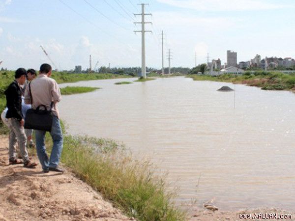 Hàng ngàn người dân phẫn nộ về việc thi công tắc trách của chủ thầu, ngừng thi công hơn nửa năm và biết rõ việc thường xuyên có hố nước sâu nguy hiểm trong công trình nhưng không cắm biển báo, rào chắn.