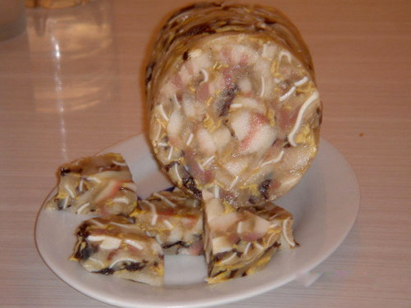 4. Giò thủ Không biết món giò xào (giò thủ) có từ khi nào, nhưng cứ mỗi dịp xuân về món ăn từ những nguyên liệu đơn giản này đã trở thành một món ăn không thể thiếu trong ngày tết, đặc biệt ở miền quê. 4. Giò thủ Không biết món giò xào (giò thủ) có từ khi nào, nhưng cứ mỗi dịp xuân về món ăn từ những nguyên liệu đơn giản này đã trở thành một món ăn không thể thiếu trong ngày tết, đặc biệt ở miền quê.