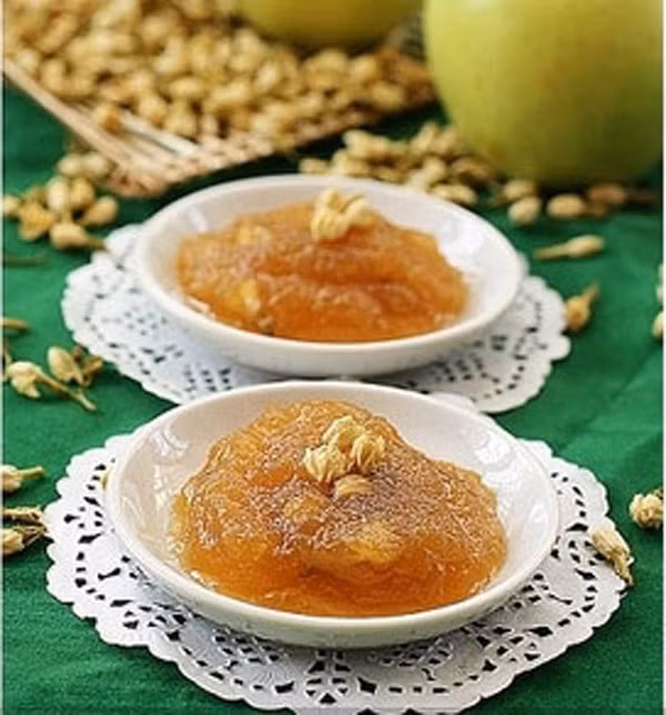 10. Mứt táo Những trái táo chín đang được bán rất nhiều trên thị trường. Miếng táo mềm, thơm ngọt và dễ kết hợp với những món ăn khác như bánh, thịt nướng...