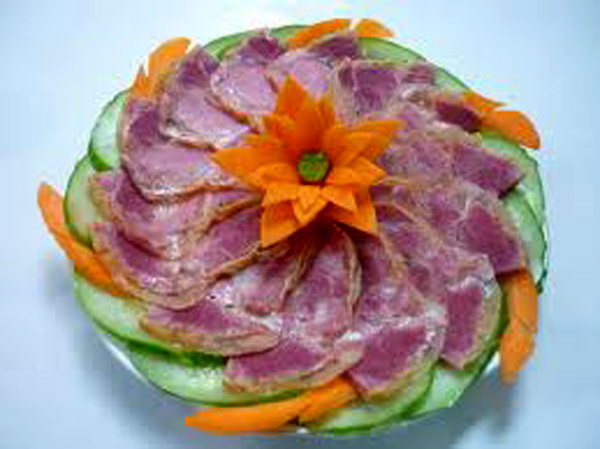 Giò cuộn từ thịt bê hấp có vị ngọt tự nhiên, ăn không ngấy và đặc biệt là chưa mở bọc đã ngửi thấy mùi thơm lừng rất hấp dẫn của thịt và hầm xương. Cùng xếp vào họ hàng nhà giò, nhưng so với giò gà hay giò lụa hoặc giò bò thì giá cả tương đương nhưng “lạ” và "chất" hơn nhiều. Giò cuộn từ thịt bê hấp có vị ngọt tự nhiên, ăn không ngấy và đặc biệt là chưa mở bọc đã ngửi thấy mùi thơm lừng rất hấp dẫn của thịt và hầm xương. Cùng xếp vào họ hàng nhà giò, nhưng so với giò gà hay giò lụa hoặc giò bò thì giá cả tương đương nhưng “lạ” và "chất" hơn nhiều.