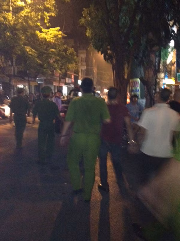 Cư dân đã gọi cảnh sát 113 tới can thiệp. Tính tới thời điểm 21h30 tối hôm qua, công an đã bắt được một số đối tượng, một số tên khác vẫn đang lẩn trốn trong tòa nhà. Cảnh sát đang tiếp tục tiến hành truy bắt những đối tượng còn lại...