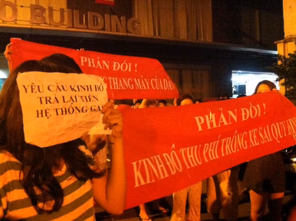 Các băng rôn kêu gọi trả lại tiền gas, phản đối thu phí trông xe sai quy định,... cũng được treo cao.