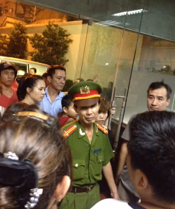 Khi biết vụ việc, đông đảo cư dân đã nhanh chóng tập trung phản đối hành vi côn đồ của nhóm người lạ mặt. Xô xát đã xảy ra giữa các cư dân và những đối tượng lạ mặt, công an cũng phải vào cuộc truy bắt.