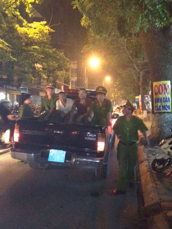 Hai đối tượng được công an dẫn giải về trụ sở.