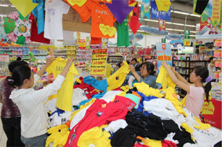 Trong 26 ngày (từ 18/4 đến 13/5/2012), Big C tổ chức chương trình khuyến mại với hơn 1.700 mặt hàng được giảm giá từ 5 – 50% kèm nhiều quà tặng hấp dẫn. Trong 26 ngày (từ 18/4 đến 13/5/2012), Big C tổ chức chương trình khuyến mại với hơn 1.700 mặt hàng được giảm giá từ 5 – 50% kèm nhiều quà tặng hấp dẫn.