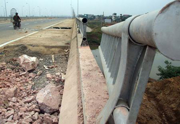 5. Uẩn khúc Vinaconex "bỗng dưng" thành chủ đầu tư Một liên danh gồm 4 “đại gia” do Tổng công ty XNK và xây dựng Việt Nam (Vinaconex) làm đại diện đã hào phóng chấp nhận ứng nguồn vốn 3.000 tỷ đồng không cần tính lãi để hoàn thiện dự án đường cao tốc Láng – Hòa Lạc kịp mừng Đại lễ 1000 năm Thăng Long – Hà Nội vừa qua gây nhiều nghi ngờ, uẩn khúc cho người dân cũng như giới bất động sản. Thế nhưng trên thực tế, theo nhận định của trang Nguoiduatin, UBND TP Hà Nội đã “bật đèn xanh” để liên danh do Vinaconex làm đại diện “nhảy” vào vùng “đất vàng” một cách nhanh chóng. Gần 300 ha đất của hàng nghìn hộ dân ở huyện Từ Liêm sẽ không là câu chuyện đùa nếu việc cấp phép và lựa chọn nhà đầu tư trái với nguyên tắc cơ bản.