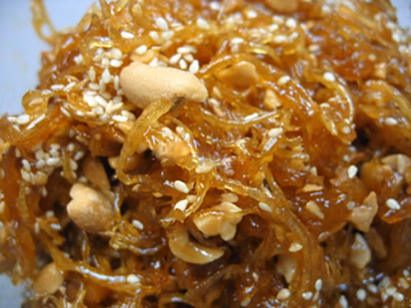 3. Mứt gừng Mứt gừng giúp làm ấm bụng, dịu cơn ho. Người lớn tuổi trước khi ngủ, dùng một ít mứt gừng để dễ tiêu hóa. Mứt gừng còn được dùng như một liệu pháp để chống say tàu xe.