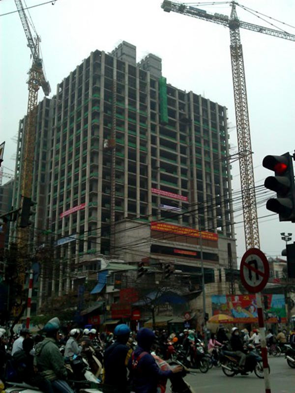 Hiện, công trình cũng đang gấp rút xây dựng nhưng với hạn hoàn thành đã gần hết thì công trình vẫn không thể đuổi kịp tiến độ đề ra.