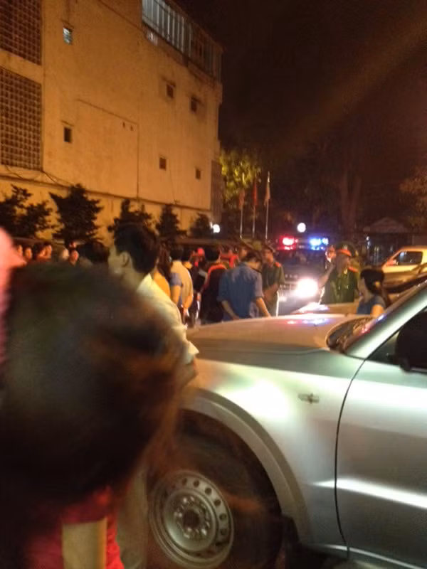 Sự việc diễn ra tối qua đã khiến hàng trăm người dân tại 93 Lò Đúc ăn không ngon, ngủ không yên. Một người dân chia sẻ với Giáo Dục Việt Nam tỏ ra lo lắng: Tính mạng của chúng tôi đang bị đe dọa. Nếu pháp luật không bảo vệ thì những hành động côn đồ, coi trời bằng vung này không biết sẽ tiếp diễn tới bao giờ? Hiện tại, Ban đại diện cư dân đã liên hệ với Luật sư Bùi Quang Hưng, luật sư hỗ trợ tư vấn pháp luật cho cư dân 93 Lò Đúc, để làm đơn tố cáo hành vi côn đồ tới hành hung cư dân 93 Lò Đúc, tới các cơ quan Bảo vệ Pháp luật, UBND phường Phạm Đình Hổ, UBND quận Hai Bà Trưng, UBND thành phố Hà nội và Thành ủy Hà nội. Dự kiến đơn tố cáo sẽ được gửi đi vào hôm nay 28/6.