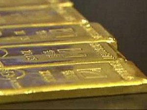 6,4 kg vàng vô chủ trên buồng lái máy bay Ngày 11/2/2009, các lực lượng chức năng tại sân bay Nội Bài đã phát hiện trên chuyến bay A321 mã hiệu VN 791 của Vietnam Airlines từ Hồng Kông đáp xuống Nội Bài, lúc 15h40 có số vàng kể trên. Ngay sau khi sự việc bị phát hiện, cả tổ bay gồm 7 tiếp viên và 3 phi công đang trên đường từ Nội Bài về trung tâm Hà Nội đã lập tức bị triệu tập lại để lập biên bản, làm rõ vụ việc. Tuy nhiên, tại thời điểm đó, số vàng này vẫn là tài sản... vô thừa nhận. Chưa có cá nhân nào đứng ra nhận trách nhiệm vận chuyển trái phép số vàng này. (Ảnh minh họa)