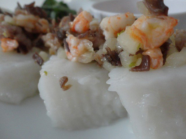 Bánh đúc mềm chắc, trắng mịn, đôi chỗ điểm xuyết thêm vài hạt lạc hồng chấm với tương bần vàng sánh, ngòn ngọt dậy lên hương vị rất riêng! Quan trọng nhất trong việc làm bánh ngon đó là cách chọn loại gạo, vì như thế bánh đúc mới ngon, mới giòn được! Bánh đúc mềm chắc, trắng mịn, đôi chỗ điểm xuyết thêm vài hạt lạc hồng chấm với tương bần vàng sánh, ngòn ngọt dậy lên hương vị rất riêng! Quan trọng nhất trong việc làm bánh ngon đó là cách chọn loại gạo, vì như thế bánh đúc mới ngon, mới giòn được!