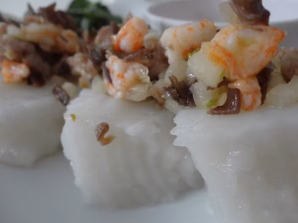 Bánh đúc mềm chắc, trắng mịn, đôi chỗ điểm xuyết thêm vài hạt lạc hồng chấm với tương bần vàng sánh, ngòn ngọt dậy lên hương vị rất riêng! Quan trọng nhất trong việc làm bánh ngon đó là cách chọn loại gạo, vì như thế bánh đúc mới ngon, mới giòn được!